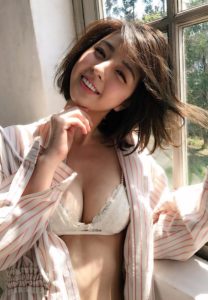 Yurina-Yanagi-smile-cute-boobs