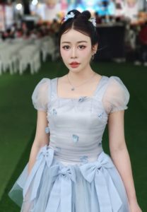 พลอยชมพู วัชรเจริญพงษ์