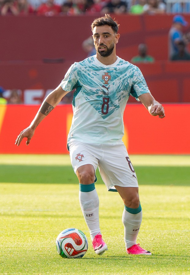 บรูโน่ แฟร์นันด์ส ยืนคุมบอลกลางสนามในเกมทีมชาติโปรตุเกส