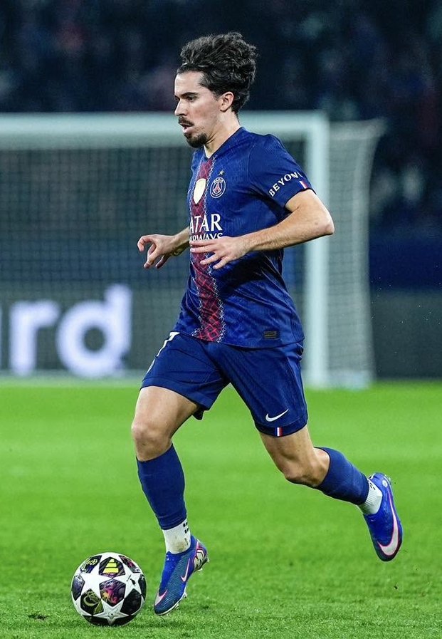 Vitinha ควบบอลลูกแชมเปียนส์ลีกในชุดแข่งเหย้า PSG