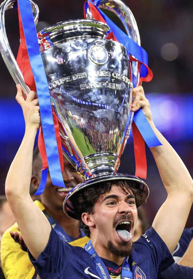 Vitinha ชูถ้วยยูฟ่า แชมเปียนส์ ลีก หลัง PSG คว้าแชมป์