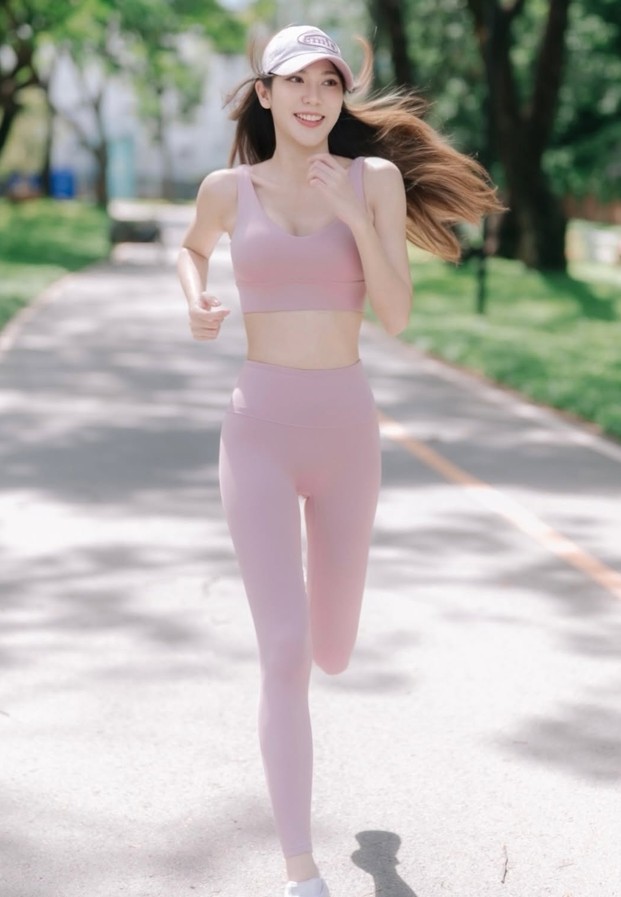 นุกนิก ปณัดดา สวมชุดสปอร์ตวิ่งออกกำลังกายในสวนสาธารณะ พร้อมรอยยิ้มสดใส