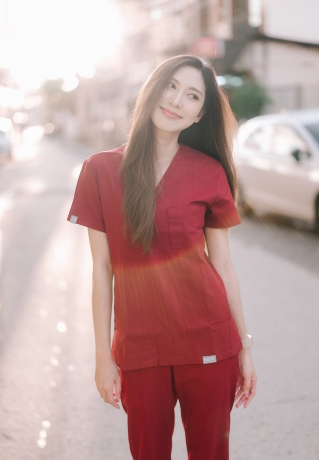 นุกนิก ปณัดดา ในชุดสครับสีเลือดหมูแจกรอยยิ้มสดใสท่ามกลางแสงแดดธรรมชาติ