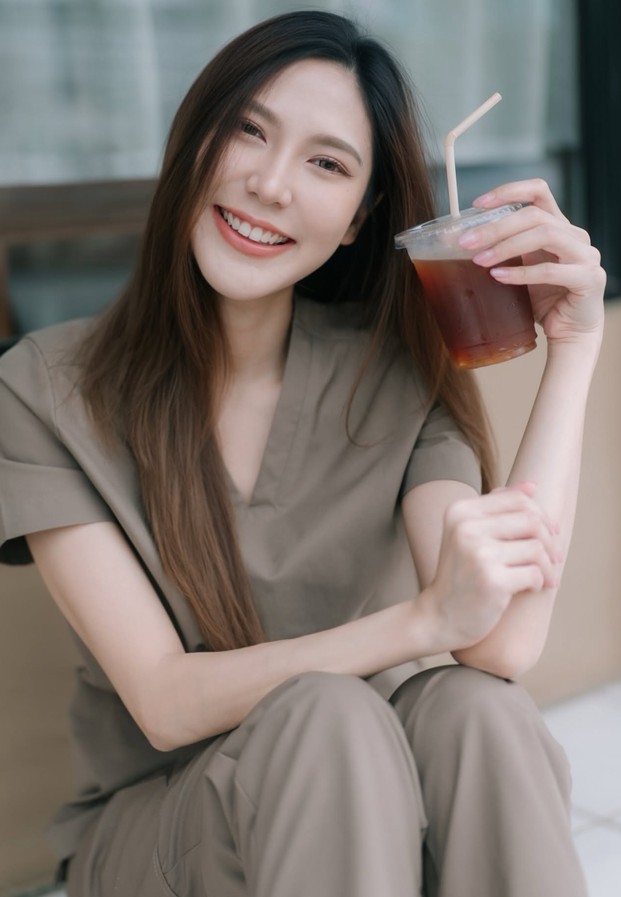 Nuknik Panatda นั่งพักผ่อนในคาเฟ่พร้อมรอยยิ้มสวยสะกดใจ