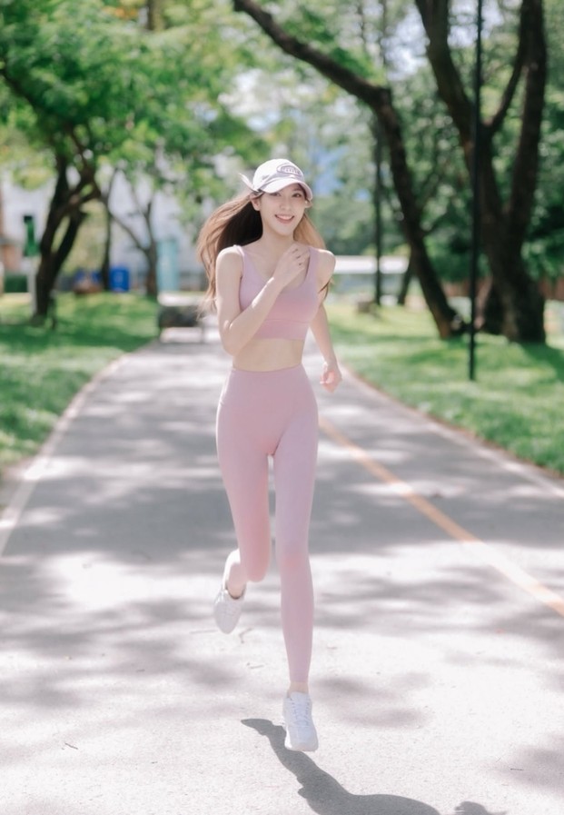 นุกนิก ปณัดดา ลุคสปอร์ตเกิร์ลวิ่งออกกำลังกายบนถนนสวนสาธารณะ