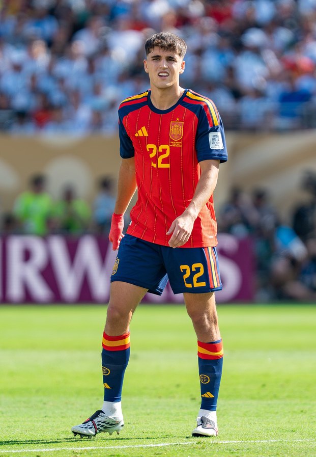 Pau Cubarsi ยืนคุมพื้นที่แนวหลังในชุดแข่งเหย้าสเปน