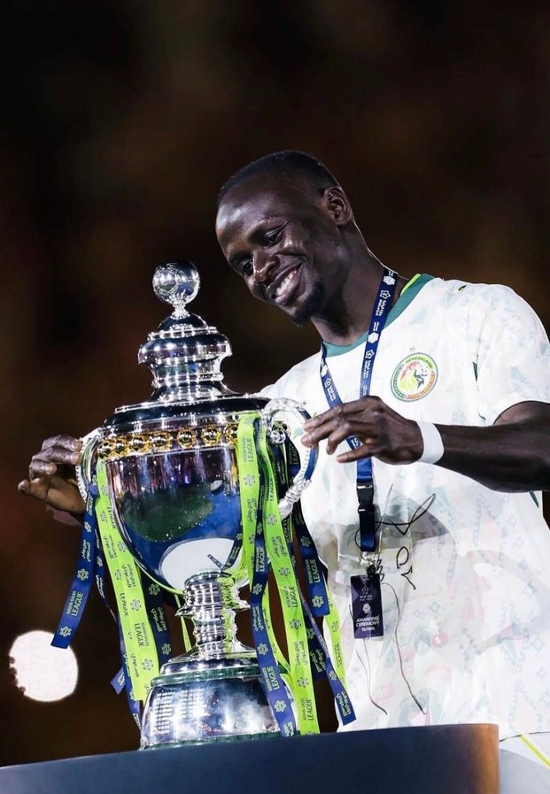 Sadio Mane ถือถ้วยรางวัลหลังจบเกม