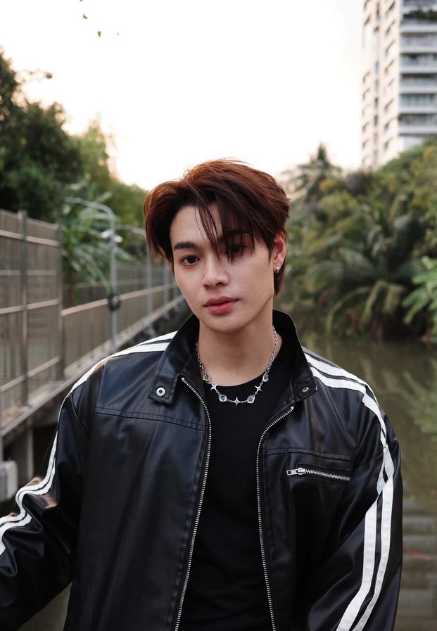 Sky Pichet ในลุคแจ็กเก็ตหนังสีดำ