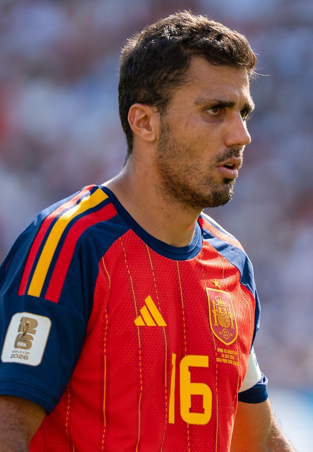 Rodri Hernandez ในเสื้อทีมชาติสเปนสีแดง นัดชิงฟุตบอลโลก 2026