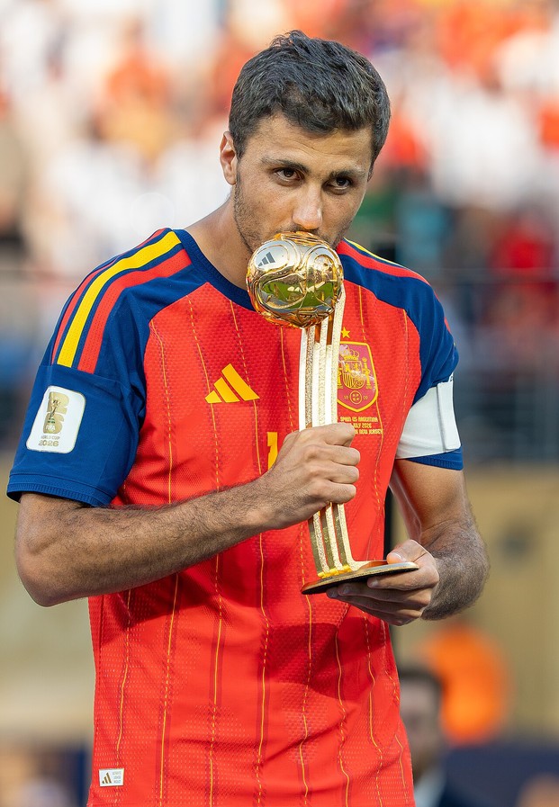 Rodri Hernandez ถือรางวัลลูกบอลทองคำ ฟุตบอลโลก 2026