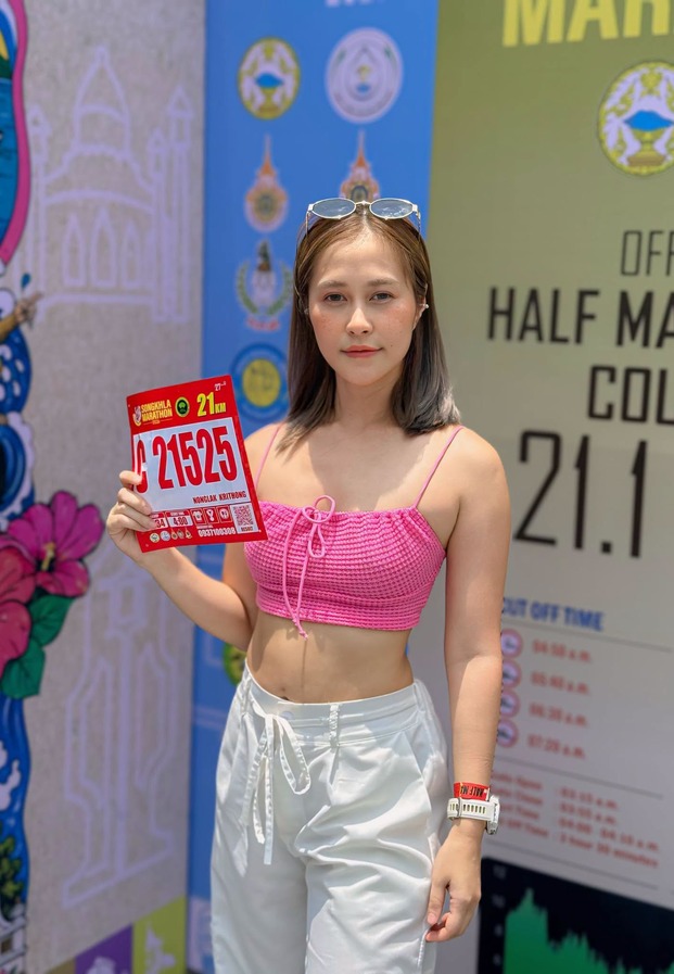 สาวนักวิ่งถือบิบ 21525 หน้าบอร์ดงานฮาล์ฟมาราธอน