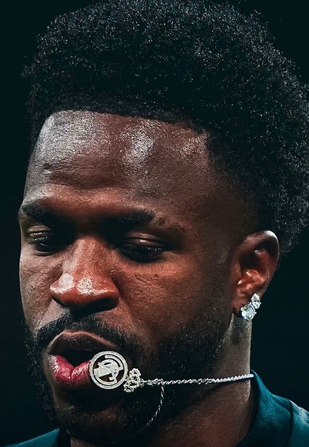 Vinicius Jr ภาพระยะใกล้ในโทนสีเข้ม