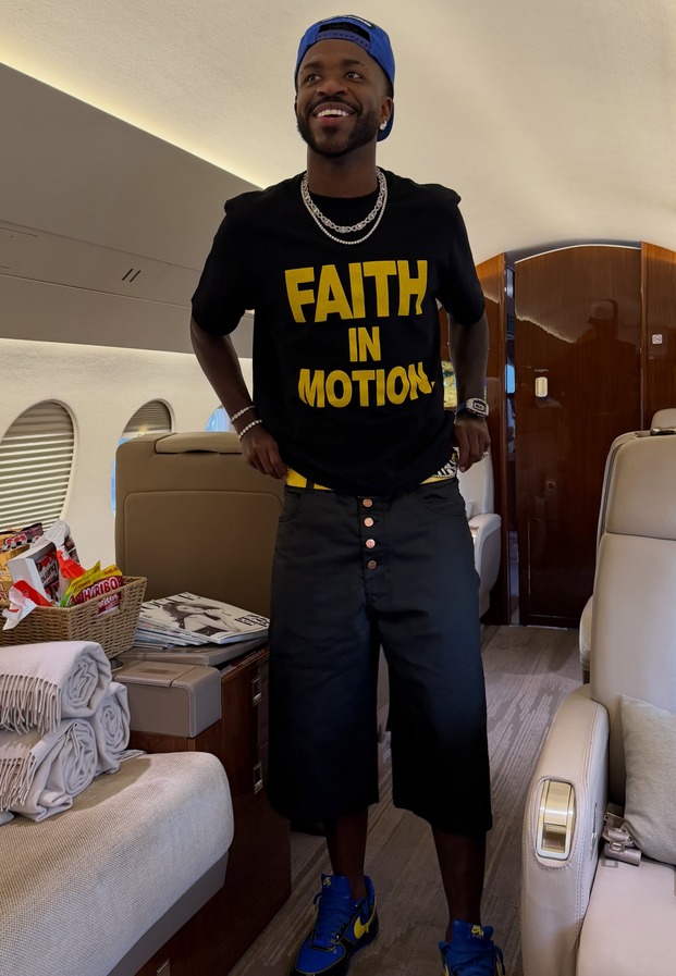 วินิซิอุส จูเนียร์ ในเสื้อ FAITH IN MOTION บนเครื่องบินส่วนตัว